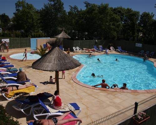 Camping Sarzeau - La piscine chauffée au camping les Genêts à St Jacques