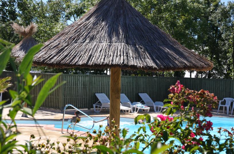 Camping Sarzeau - Piscine chauffée avec bain de soleil sur la Presqu'île de Rhuys