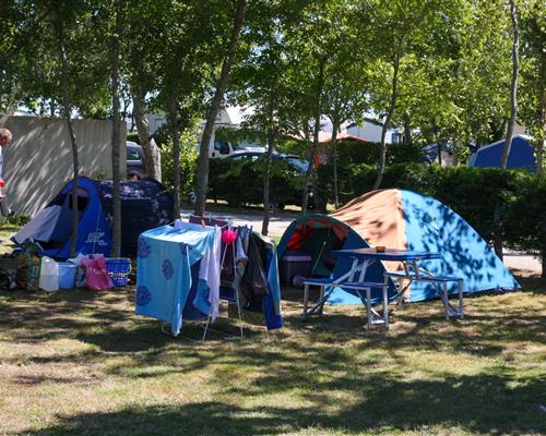 Emplacement toile de tente caravane van ou camping-car dans le sud de la Bretagne