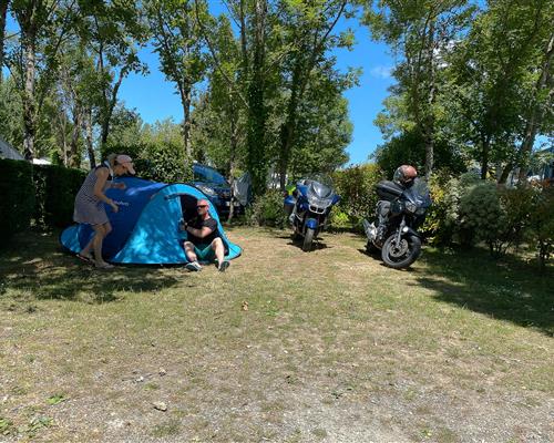 Emplacement toile de tente ou caravane au camping familial en Bretagne