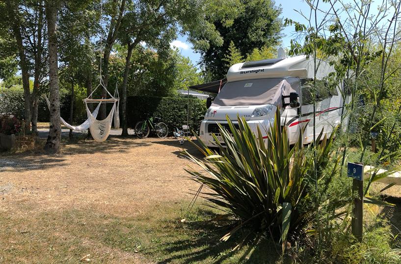 Emplacement van aménagé ou camping-car au camping Les Genêts Morbihan sud - Bretagne