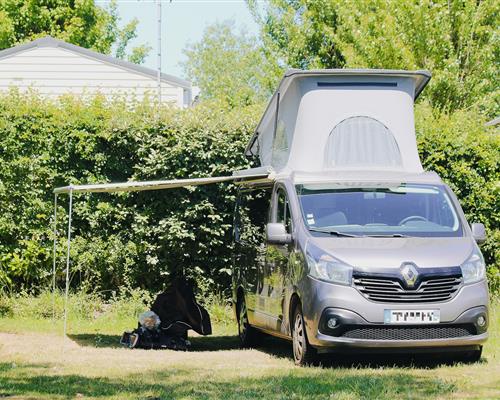 Emplacement van aménagé ou camping-car au camping Les Genêts à Sarzeau - Morbihan - Bretagne