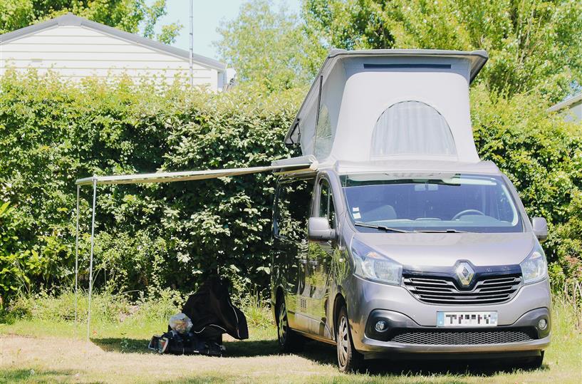 Emplacement van aménagé ou camping-car au camping Les Genêts à Sarzeau - Morbihan - Bretagne